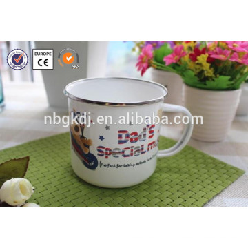 caneca de esmalte com decalques brilhantes